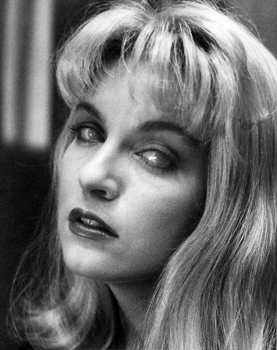 BlackLCult's tweet photo. Sheryl Lee behind the scenes of TWIN PEAKS. Photo by Richard Beymer https://t.co/JZSg8WvWGx