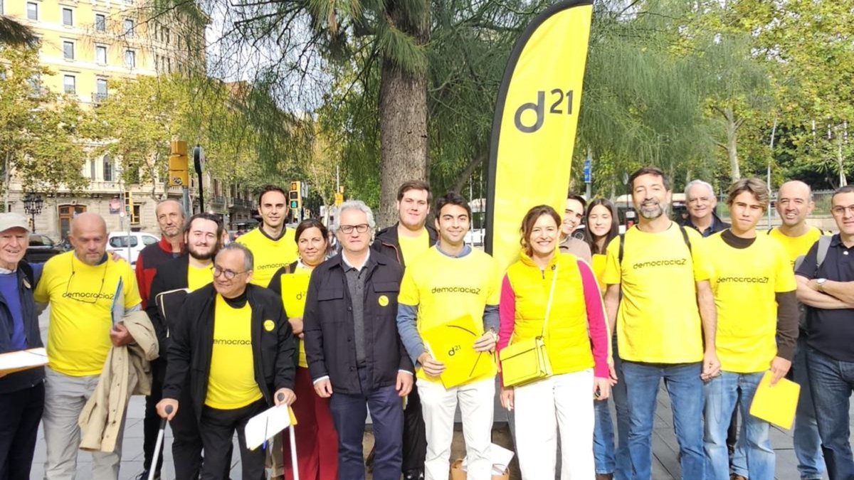 manuelrora's tweet photo. @CIvan1917 Pues sorpresa, nos lo hemos currado en la calle, lloviera, hiciera viento o lo que fuera y con muchos NO como respuesta 😉

Y con un equipado de voluntarios, que eso es lo que mueve @democracia21_ 👇 https://t.co/SlwAt1jOBF