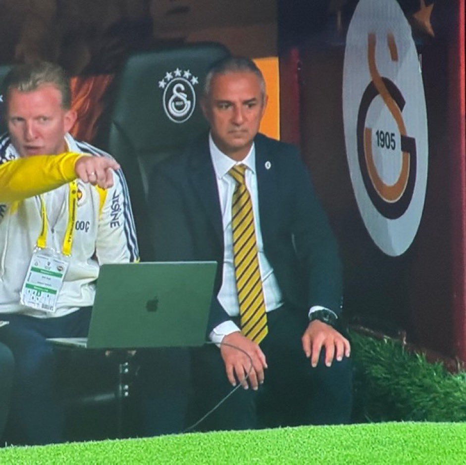birol_aran72922's tweet photo. Fenerbahçe yönetimi bugün kovdugu İsmail Kartal'ı
Yarın Fenerbahçe'nin yeni teknik direktörü olarak açıklamayacak 😂 https://t.co/LOVohmkg7Q
