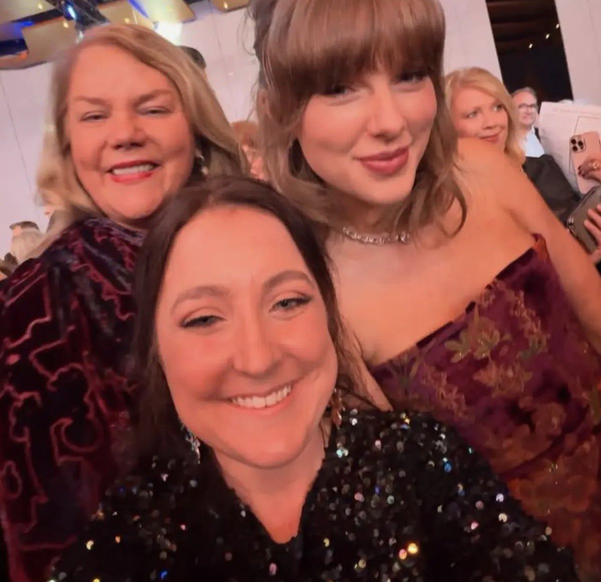 TSwiftNZ's tweet photo. 📸 | More photos of Taylor Swift taking selfies with fans last night https://t.co/r4kbWEgPQ9