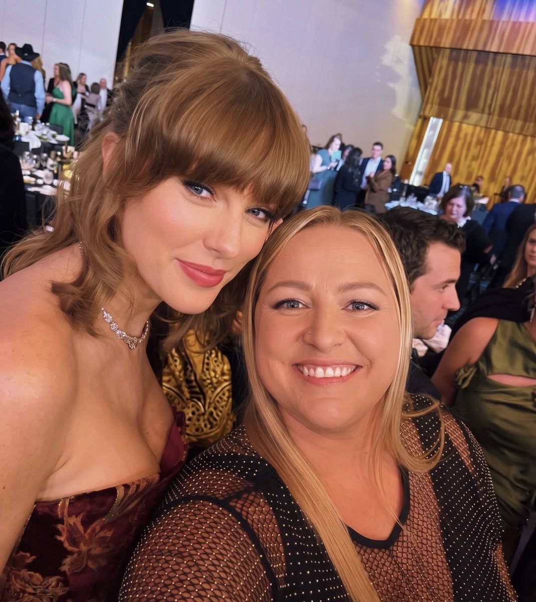 TSwiftNZ's tweet photo. 📸 | More photos of Taylor Swift taking selfies with fans last night https://t.co/r4kbWEgPQ9