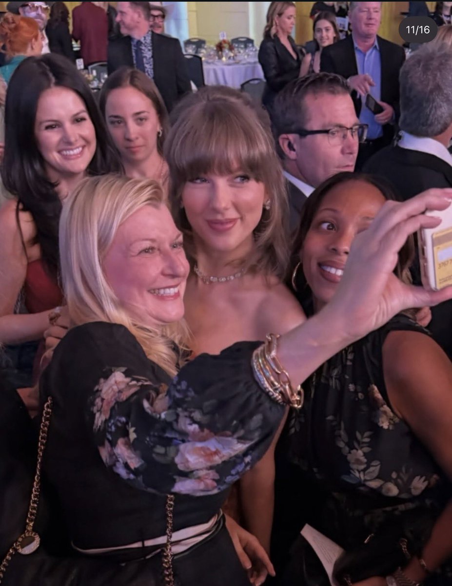 TSwiftNZ's tweet photo. 📸 | More photos of Taylor Swift taking selfies with fans last night https://t.co/r4kbWEgPQ9