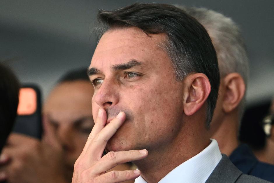 Brasil investiga posible salida de Flávio Bolsonaro a Argentina