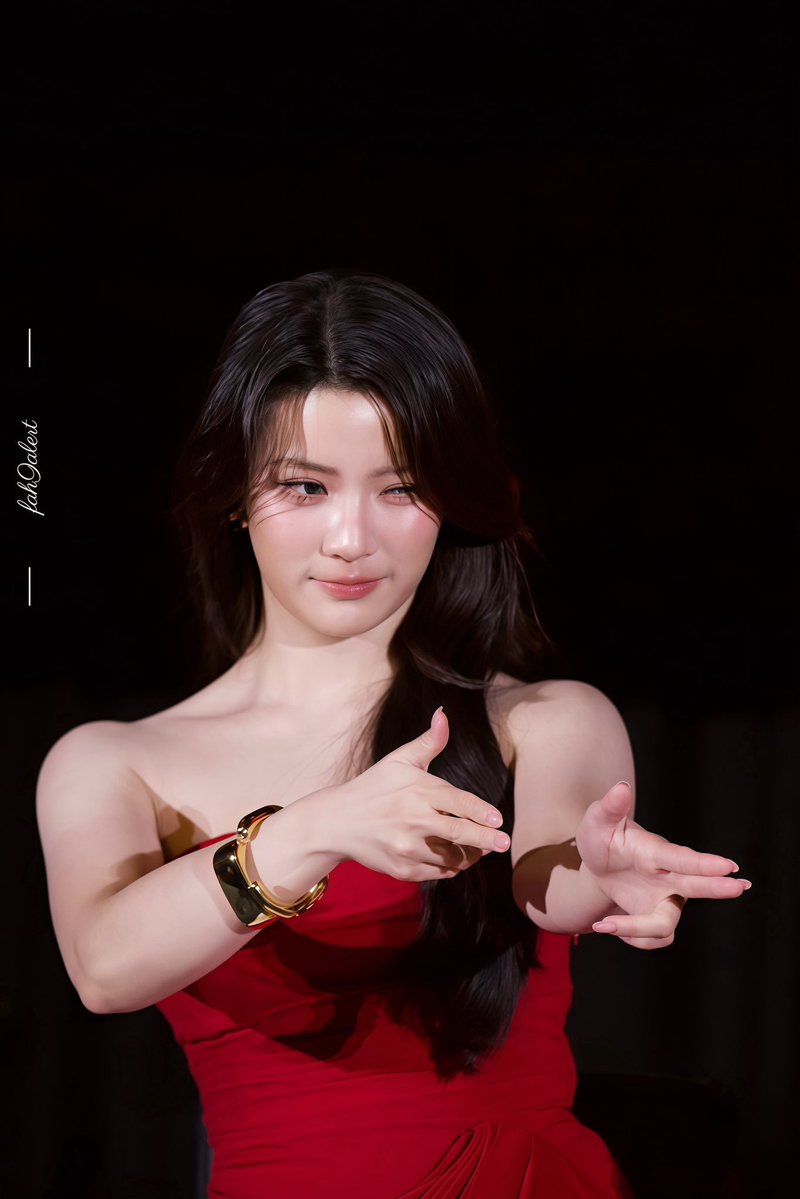 risarinbits's tweet photo. I GENUINELY have never seen a prettier woman than Ginny before... like WOAH.

She's so ETHEREAL 😭😭 https://t.co/9fTnJsx8dk