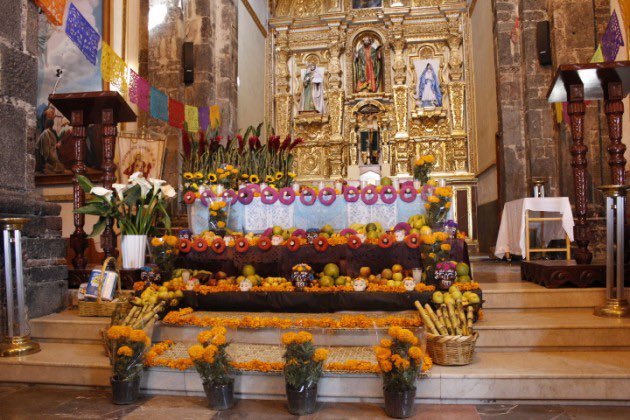 dprkat's tweet photo. ten, un altar de muertos dentro de una iglesia católica 🫢 https://t.co/1pCEwNswVQ