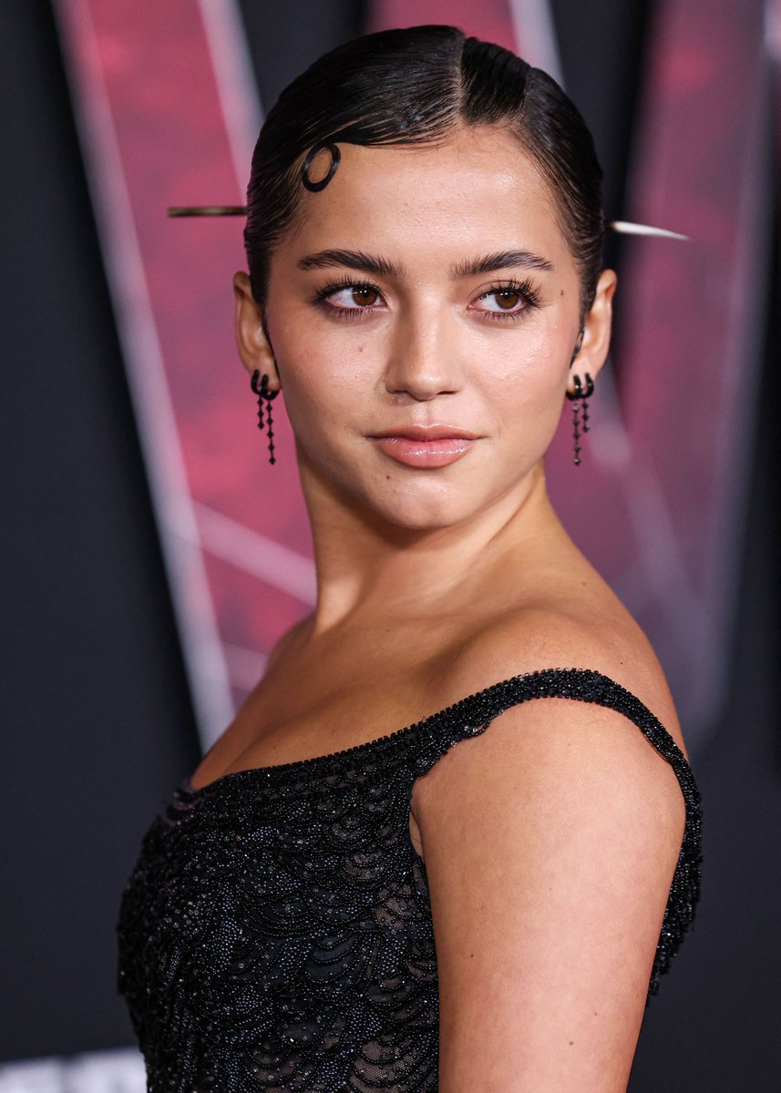 Dinasl0ver's tweet photo. Bela in 2024 was probably her prime year still! Looks, events, premieres, promos, filming, etc. 
What a CRAZY year fr! https://t.co/91726eR95Q
