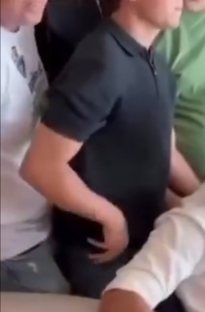 carlosalbanno's tweet photo. Gente eu ainda tô em pânico que o Nikolas Ferreira tava realmente empinando pro daddy! Olha até a lordose de passiva tóxica https://t.co/mQVqceLKos