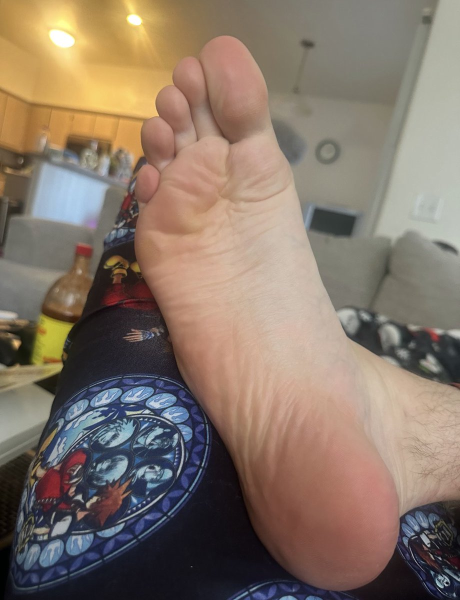 TallVegasTyler's tweet photo. Yeah dude my feet are pretty big. You like the smell? Go ahead then, get closer https://t.co/n8qbC5Jicl
