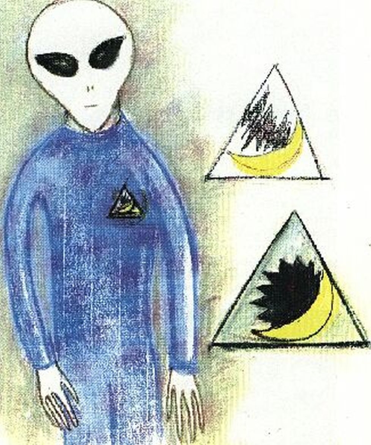 AlienArchiveX's tweet photo. A photo of a Tall Grey in a jumpsuit with a crescent insignia circulated online in the 2000s. By 2013, it was linked to Argentina. Similar reports describe tight-fitting suits with crescent or triangle insignias.
All images: https://t.co/LtKBiYKobr

#ufotwitter #aliens #ufos #UAP https://t.co/oAkrpwtfMW
