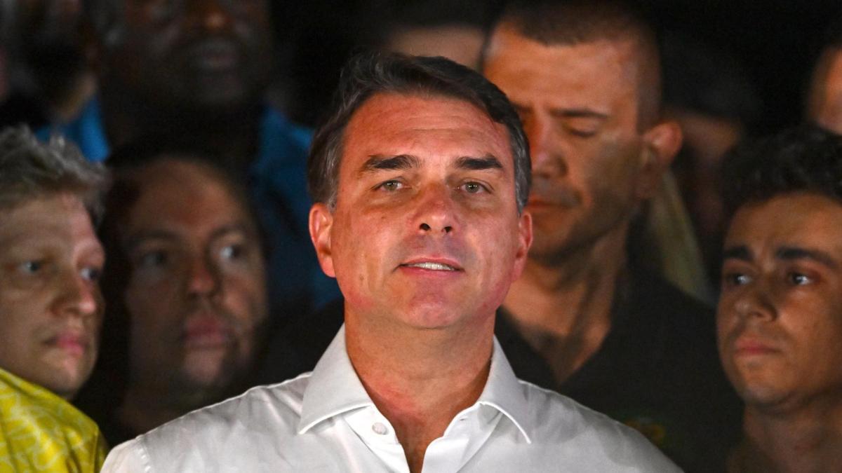rac1's tweet photo. 🔴 Flávio Bolsonaro, el candidat d'extrema dreta derrotat a les eleccions del Brasil, hauria fugit del país en direcció als Estats Units https://t.co/HQ0Mo0B63G https://t.co/hAzLBu0Pb1