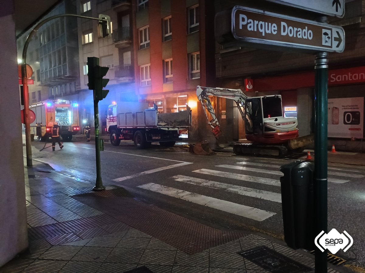112Asturias's tweet photo. Controlada una fuga de gas provocada por unas obras en la Avenida de la Constitución en Sama de #Langreo. Hasta el lugar acudieron @BomberosAstur de #SMRA y el jefe de zona centro-este. Se cerró la calle y se confinó a los vecinos de dos portales. https://t.co/wu9Nzipq2T https://t.co/HKktN1HPQu