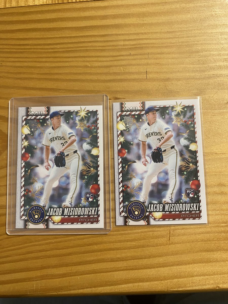 GrillMaster2525's tweet photo. Check your cards folks! Both of these regular base cards look the exact same when skimming though. But the back shows one is a short print. @CardPurchaser https://t.co/Bu2SzbyXdM