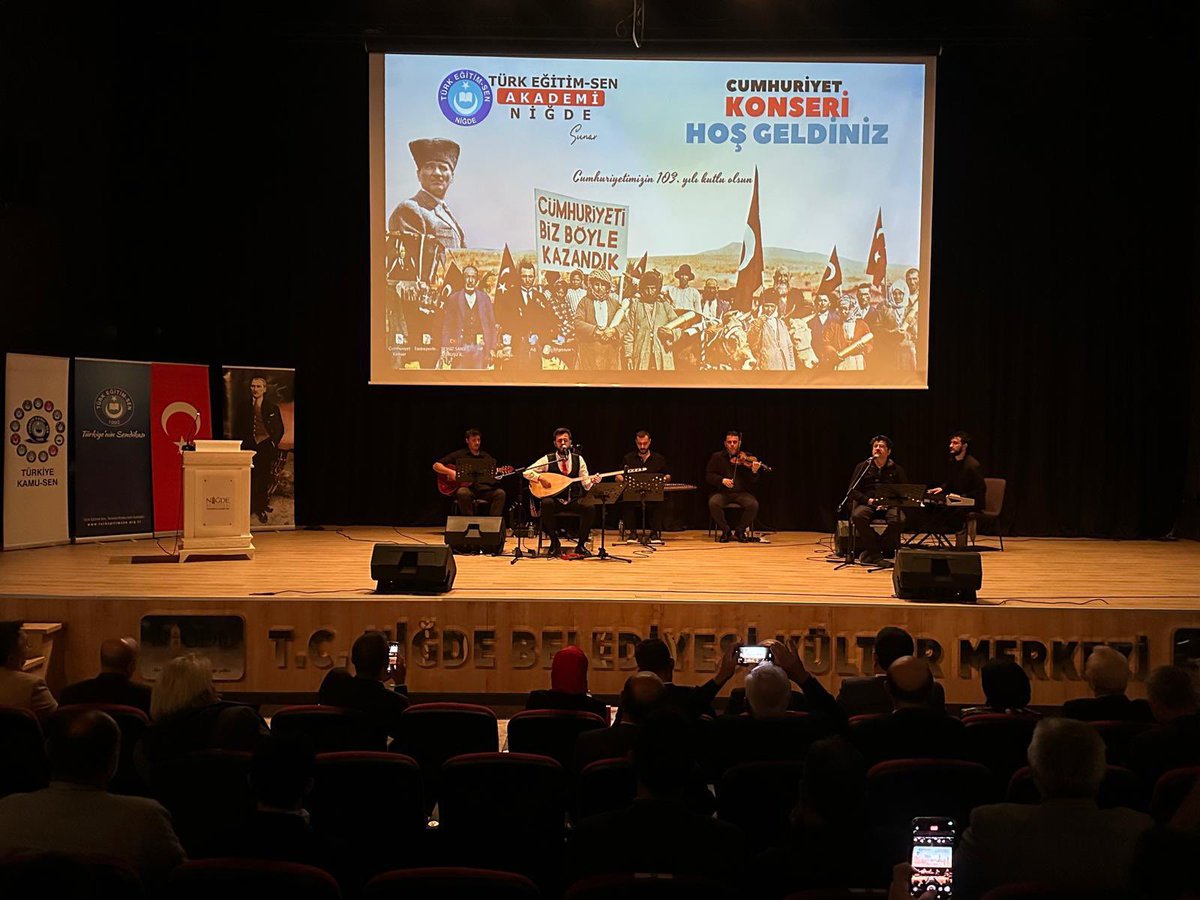 TalipGeylan06's tweet photo. Niğde Şubemizin düzenlediği “Cumhuriyet Konseri” programında üyelerimizle biraraya geldik.
Öğretmenlerimizden oluşan ekibimiz, sesiyle ve sazıyla ruhumuzu doyurdu. Kıymetli meslektaşlarımı tebrik ediyorum.
Ayrıca programda, şubemizin Yaz Gelişim Kursuna katılan öğrencilerimize sertifikaları ve eğitimcilerimize de plaketleri takdim edildi.
Yunus Kızıl başkanıma ve ekibine hizmetlerinden ötürü teşekkür ediyorum.