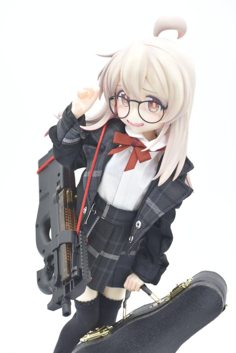 DLH3776's tweet photo. 【悲報】P90がバイオリンケースに入らないでござる https://t.co/PbAvoPEBkE