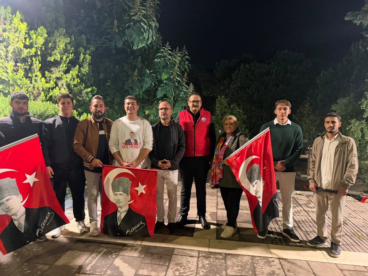 KMarasYeniParti's tweet photo. Yeni Parti Kahramanmaraş İl Başkanlığı olarak; Dulkadiroğlu İlçe Başkanımız İbrahim Demircioğlu ve yönetimi, Onikişubat yöneticilerimiz, il yöneticilerimiz, Gençlik ve Kadın Kollarımız, Lise Örgütümüzle birlikte Eğitim-İş’in 29 Ekim yürüyüşüne katıldık. https://t.co/qQvIURdOpp