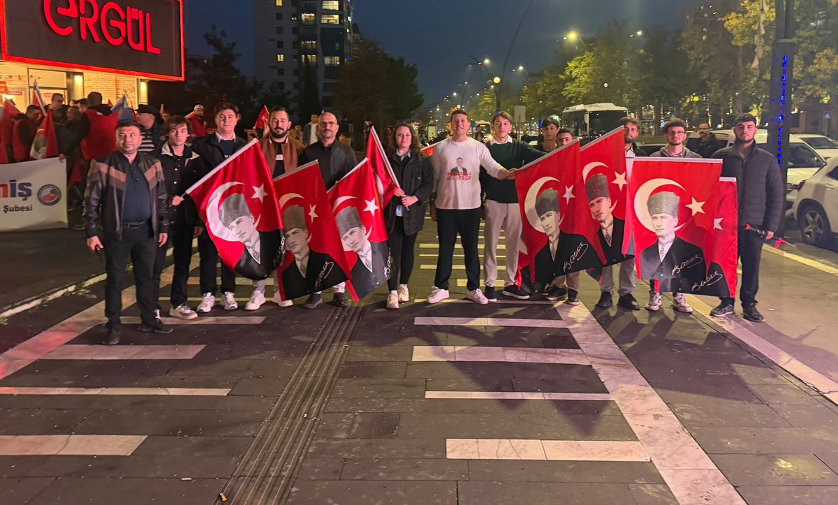 KMarasYeniParti's tweet photo. Yeni Parti Kahramanmaraş İl Başkanlığı olarak; Dulkadiroğlu İlçe Başkanımız İbrahim Demircioğlu ve yönetimi, Onikişubat yöneticilerimiz, il yöneticilerimiz, Gençlik ve Kadın Kollarımız, Lise Örgütümüzle birlikte Eğitim-İş’in 29 Ekim yürüyüşüne katıldık. https://t.co/qQvIURdOpp