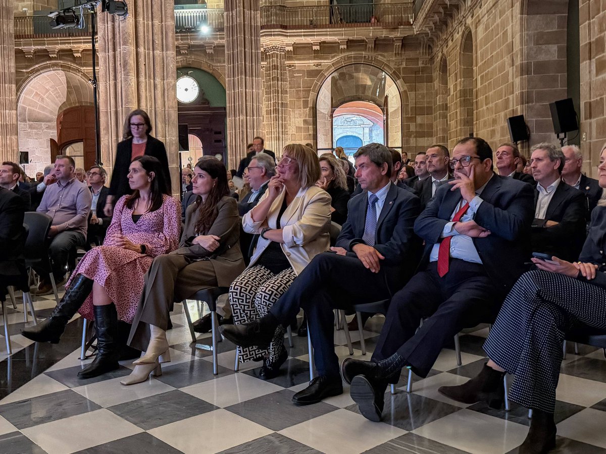 JuntsParlament's tweet photo. La presidenta del grup parlamentari de Junts, @mncsls, i el diputat @jcanadellb assisteixen a l’acte de celebració de l’aprovació de la Llei de Cambres, sota el lema "Tretze cambres, una llei, una veu, un país", a la Llotja de Mar de Barcelona. https://t.co/fobbFPd7oP