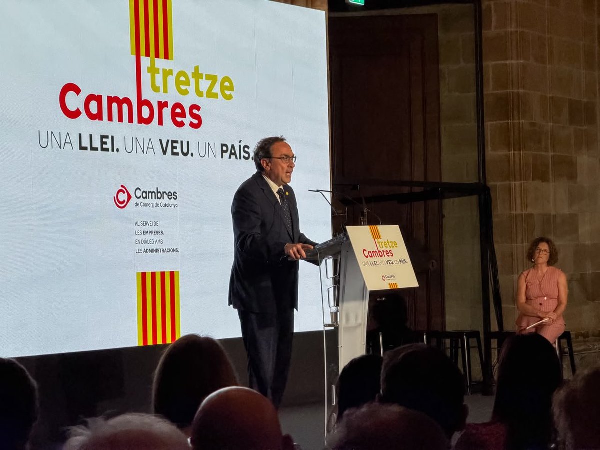 JuntsParlament's tweet photo. La presidenta del grup parlamentari de Junts, @mncsls, i el diputat @jcanadellb assisteixen a l’acte de celebració de l’aprovació de la Llei de Cambres, sota el lema "Tretze cambres, una llei, una veu, un país", a la Llotja de Mar de Barcelona. https://t.co/fobbFPd7oP