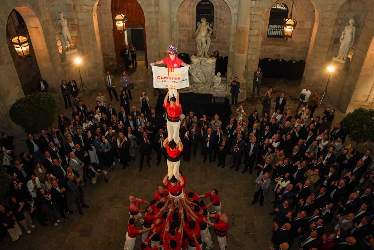 JuntsParlament's tweet photo. La presidenta del grup parlamentari de Junts, @mncsls, i el diputat @jcanadellb assisteixen a l’acte de celebració de l’aprovació de la Llei de Cambres, sota el lema "Tretze cambres, una llei, una veu, un país", a la Llotja de Mar de Barcelona. https://t.co/fobbFPd7oP