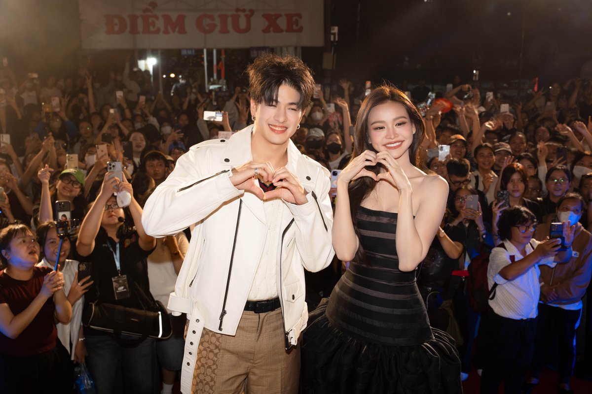 SapphicGardenTH's tweet photo. “สตาร์ไทย” จุดกระแสฮือฮา จับมือรีเมคหนังดังเวียดนามสู่เวอร์ชั่นไทย “AN MANG XEM HOAN HAO” “อิงฟ้า–ลุค–หนิง ปัทมา” นำทัพแสดง ปักหมุดถ่าย จ่อฉายปลายปี 2570

สร้างปรากฏการณ์สุดปัง ตั้งแต่ยังไม่เปิดกล้อง! เมื่อภาพยนตร์ดังจากประเทศเวียดนาม “AN MANG XEM HOAN HAO” เตรียมมาเขย่าวงการภาพยนตร์อีกครั้งในเวอร์ชั่นรีเมคของประเทศไทย ภายใต้ความร่วมมือระหว่าง DreamCraft Studio ประเทศเวียดนาม และ  Starthai Production  ของผู้บริหารคนเก่ง “คุณกิ๊ก นิติพัสส์ เจียมพานทอง” หลังจับมือประกาศโปรเจกต์ใหญ่กลางงาน GALA ภาพยนตร์ “AN MANG XEM HOAN HAO”   ท่ามกลางบรรยากาศสุดคึกคักและเสียงฮือฮาจากแฟน ๆ ที่มารอต้อนรับนักแสดงไทยอย่างล้นหลาม!

ความพิเศษของงานนี้อยู่ที่การปรากฏตัวของนักแสดงขวัญใจแฟน ๆ “อิงฟ้า วราหะ” และพระเอกลูกครึ่งสุดฮอต “ลุค อิชิคาว่า พลาวเด้น” , “มีมี่ ฤทัยภัทร พัทธนนปภังกร” รวมถึงผู้อำนวยการสร้าง “คุณกิ๊ก นิติพัสส์ เจียมพานทอง”  มารสร้างสีสัน พร้อมเปิดตัวโปรเจกต์ภาพยนตร์รีเมคเวอร์ชั่นไทยอย่างเป็นทางการ เรียกได้ว่าเป็นการส่งสัญญาณความร้อนแรงตั้งแต่ยังไม่เริ่มถ่ายทำ จนบรรยากาศภายในศูนย์การค้าและโรงภาพยนตร์ Galaxy คึกคักเป็นพิเศษ

สำหรับเวอร์ชั่นไทยเตรียมเดินหน้าถ่ายทำในปี 2570 และวางกำหนดเข้าฉายช่วงปลายปีเดียวกัน โดยความน่าสนใจไม่ได้หยุดอยู่แค่การคว้าตัวนักแสดงระดับแม่เหล็กมาร่วมโปรเจกต์เท่านั้น ยังมีเซอร์ไพรส์ใหญ่กับการเปิดตัว “หนิง ปัทมา จิตรสวัสดิ์” นักร้องสาวเจ้าของตำแหน่ง มิสแกรนด์ ไทยแลนด์ 2026 ได้รับไฟเขียวจาก บอสณวัฒน์ อิสรไกรศีล ให้ร่วมแสดงภาพยนตร์เป็นครั้งแรกอีกด้วย!

การรวมตัวของนักแสดงมากความสามารถจากหลากหลายวงการ บวกกับการต่อยอดภาพยนตร์ที่ได้รับความสนใจในเวียดนามสู่เวอร์ชั่นไทย จึงกลายเป็นอีกหนึ่งโปรเจกต์ที่น่าจับตาอย่างยิ่ง งานนี้แฟน ๆ เตรียมปักหมุดรอติดตาม เพราะแม้กล้องยังไม่ทันเดินเครื่อง แต่กระแสความคาดหวังก็เริ่มก่อตัวขึ้นแล้ว!

โดย “คุณกิ๊ก นิติพัสส์ เจียมพานทอง” ผู้บริหาร Starthai Production เผยว่า “ต้องบอกว่าครั้งนี้เป็นบิ๊กโปรเจ็คต์ที่บริษัท สตาร์ ไทย จับมือร่วมกับบริษัท ดรีมคราฟท์ สตูดิโอ ประเทศเวียดนาม  ซึ่งทางเวียดนามได้ถ่ายทำเสร็จสิ้นและกำลังฉายอยู่ในขณะนี้ ในขณะที่ประเทศไทย เราได้อิงฟ้า วราหะ  และ ลุค อิชิคาว่า พลาวเด้น  ร่วมแสดงนำ ต้องขอบคุณ บอสณวัฒน์ อิสรไกรศีล ที่อนุญาตให้ อิงฟ้า มาร่วมงาน เพราะทราบว่าคิวน้องแน่นมากจริง นอกจากนี้ยังได้ หนิง ปัทมา มาร่วมแสดงภาพยนตร์เป็นครั้งแรกอีกด้วย ตอนนี้ทั้งสองบริษัทเตรียมงานกันอย่างหนักมากเลยครับ สำหรับรายละเอียดจะเปิดเผยให้ทราบอีกครั้ง พร้อมถ่ายทำกลางปีหน้า กำหนดฉายปลายปี 70 แน่นอนครับ”

จับตาความเคลื่อนไหวของภาพยนตร์รีเมคฟอร์มใหญ่ “AN MANG XEM HOAN HAO” เวอร์ชั่นประเทศไทย ที่เตรียมเดินหน้าสร้างความตื่นเต้นให้กับวงการภาพยนตร์ พร้อมการรวมตัวของนักแสดงที่แฟน ๆ รอคอย ปลายปี 2570 นี้ มีลุ้นได้เห็นปรากฏการณ์ความบันเทิงบทใหม่บนจอภาพยนตร์!

#AnMangXemHoanHao #amxhh #DreamCraftStudio #StarthaiProduction #EngfaWaraha 
#อิงฟ้าวราหะ #ลุคอิชิคาว่า #หนิงปัทมา