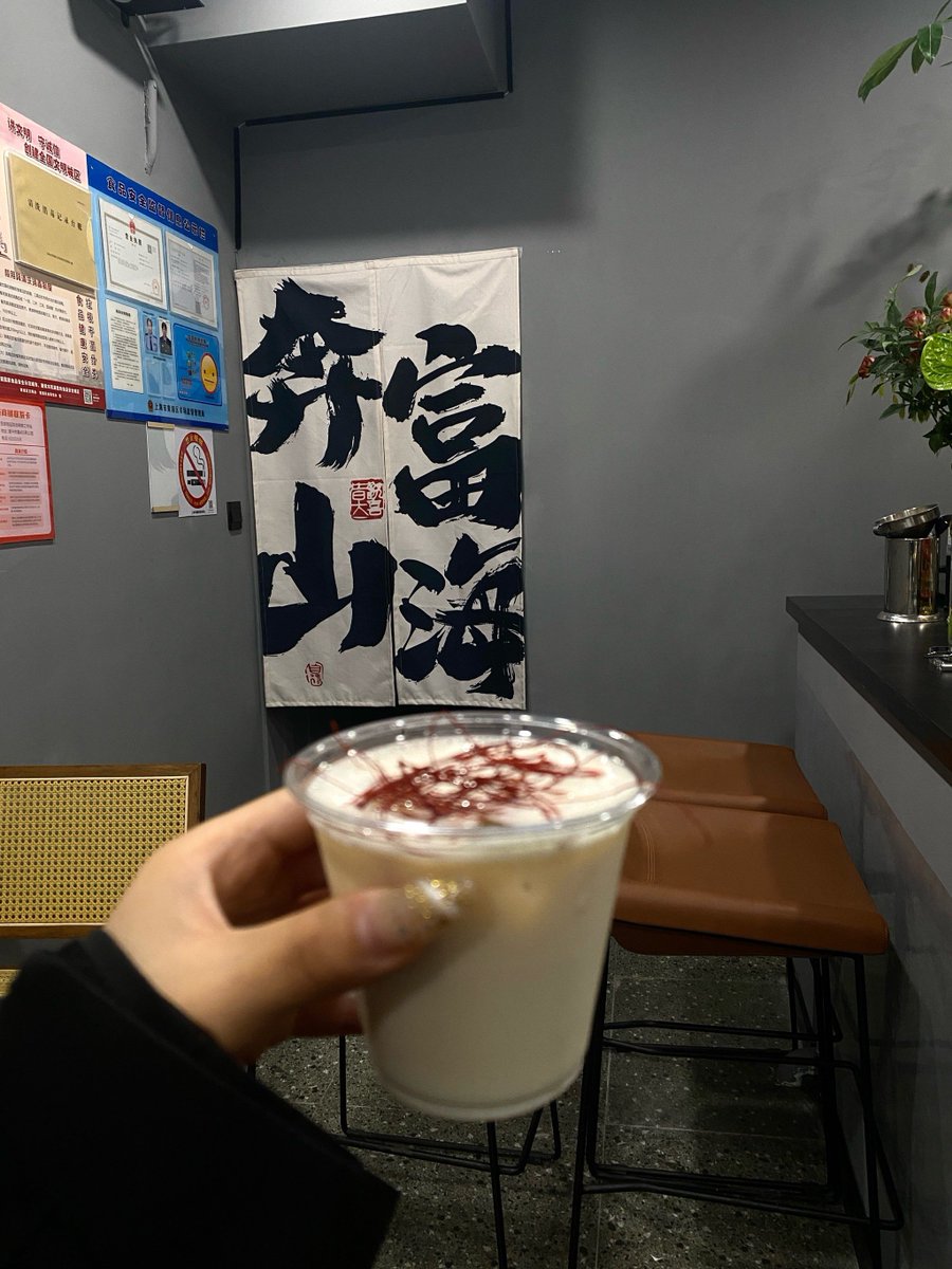 GT4ycu's tweet photo. [今日は自然を感じる散歩日和！道端に見つけた小さな撬乃槐苑のような緑が、心をほっこりさせてくれる] https://t.co/QLGz7RYF45