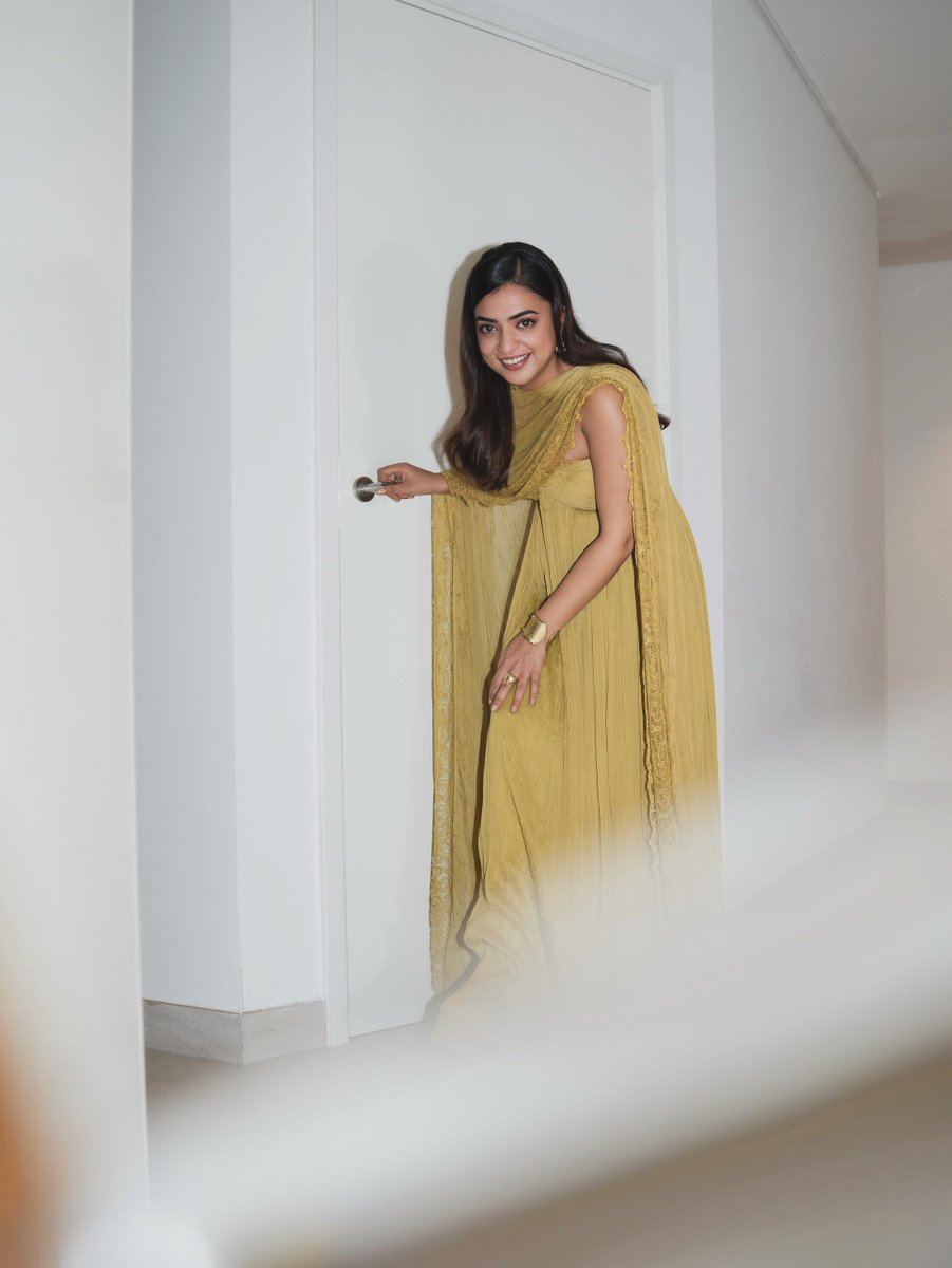 DreamerT96's tweet photo. #Nazriya
Mola shape light cleavage katti mood veri ethura #Thulukachi katta 🥰😘 https://t.co/KmryFIETIW