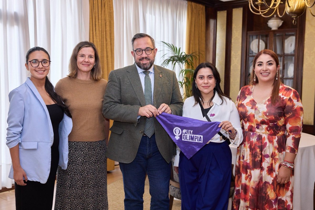 javierremirez's tweet photo. 🟣Un placer mantener encuentro con Olimpia Coral, impulsora del movimiento que dio origen a la #LeyOlimpia y su equipo.

📲Hemos intercambiado experiencias y futuras sinergias con @gob_na sobre prevención de violencia digital contra las mujeres y atención a quienes la sufren https://t.co/WhyrIz4kfV