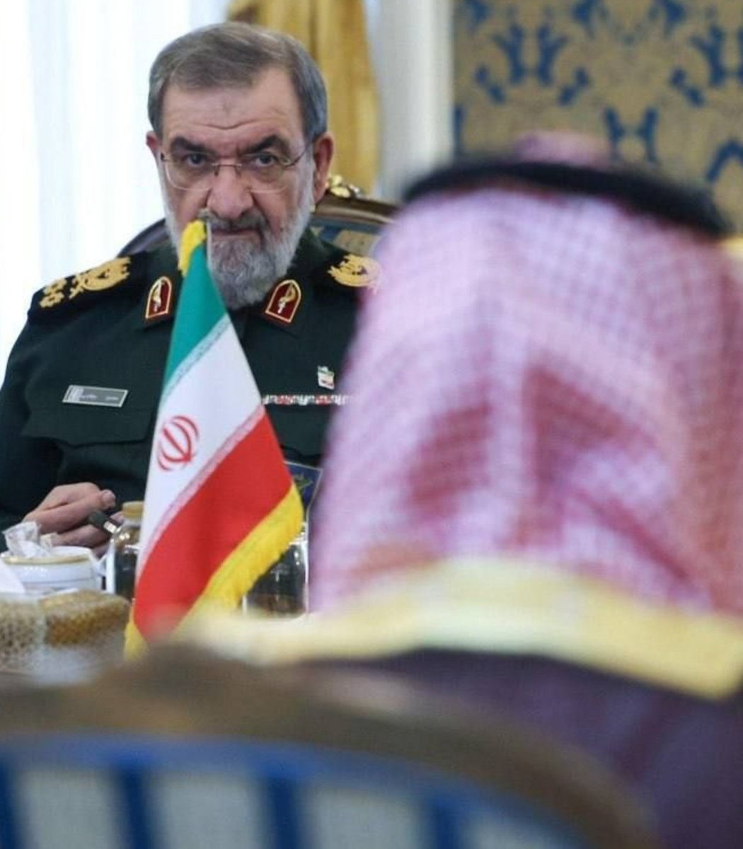 Abozaid771700's tweet photo. بيتمنى ينزل خالد تحت الطاوله يلطومه بس بيخاف الله https://t.co/GLCVXiY62w