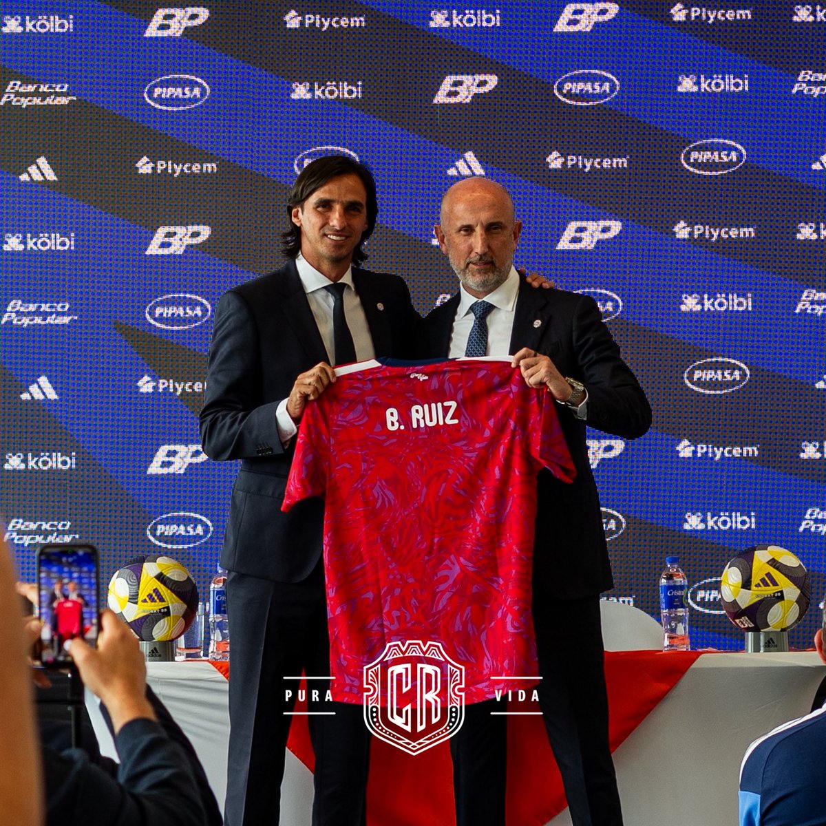 laselecrc_'s tweet photo. 🇨🇷 Oficialmente Bryan Ruiz fue presentado como director técnico de La Sele Mayor. ⚽️

El cuerpo técnico estará conformado por Wilmer López y Christian Bolaños como asistentes, Ariel González como video analista, Ricardo González como entrenador de porteros y Adrián Acosta como preparador físico. 🇨🇷 

Dejá en los comentarios tu mensaje de apoyo 💭