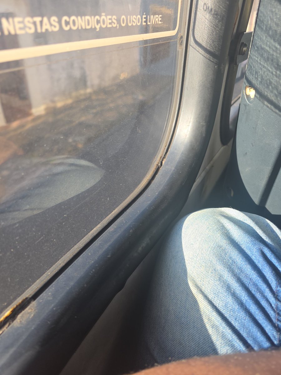 arceuspik's tweet photo. Eis que voce tem um celular de última geração mas ainda anda de ônibus, nao da pra usar o carregador do celular no ônibus pq as duas pontas são iguais https://t.co/jPwaUuvpEs
