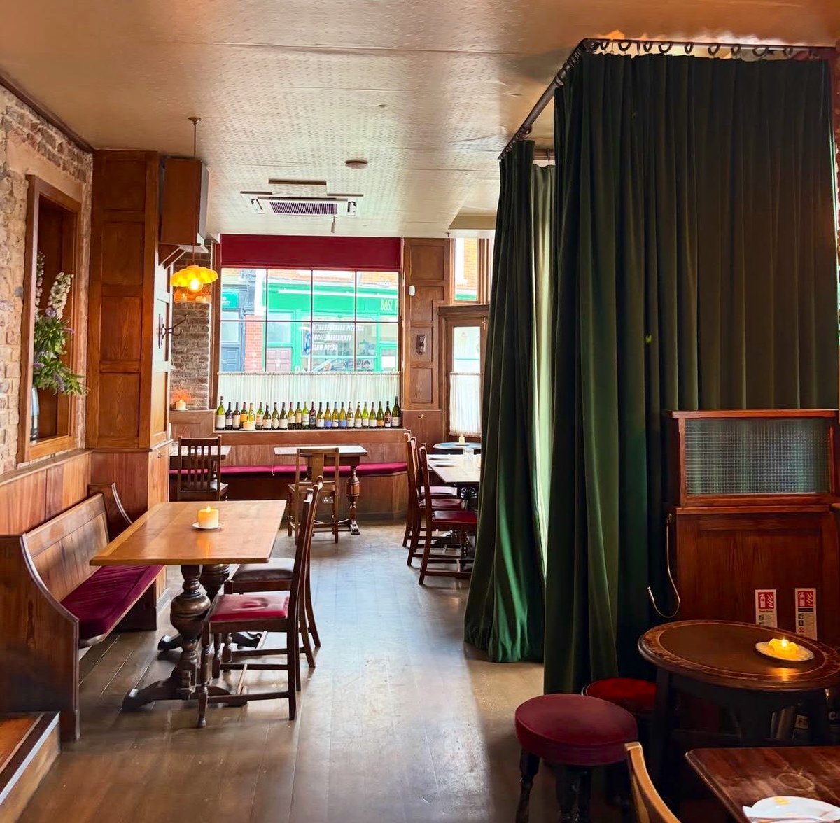 LondonPubMap's tweet photo. The Waterman’s Arms
📍375 Lonsdale Rd, London SW13 9PY
🚇 Barnes Bridge 
🍺 £7.50 Victoria Malaga

This pub sits overlooking the River Thames, in Barnes, Southwest London. The nearest station is Barnes Bridge.

The Waterman’s Arms dates back to 1850. It was converted into a restaurant in the 1980s, trading as Barnes Eatery and later Strada, before returning to pub use in 2019. Following a period of closure, it reopened under new management in 2023 and is the sister pub to The Shaston Arms in Soho.

This is a traditionally decorated, two room pub, with the main bar area on the ground floor. The servery is located to the left, with an open kitchen alongside it. Head upstairs and you’ll find a good sized dining room with a balcony offering views across the Thames.

The decor consists of wood floors, traditional tables and chairs, and upholstered pews around the perimeter. The walls are white, with a mix of exposed brick and wood panelling. One feature I love to see in a pub is a set of big, heavy curtains around the entrance, which is a rare sight these days.

Continues in comments…. 👇