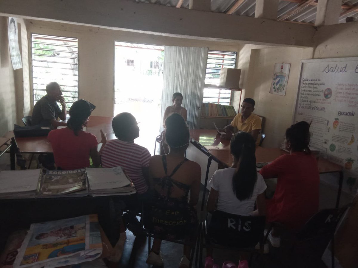 RaidelVargasG's tweet photo. Excelente trabajo realizado en la p
EP Olimpo Rodríguez del #MunicipioPilón ,la reunión metodológica con los docentes como cierre de la visita de ayuda metodológica, constituye un espacio fundamental para evaluar resultados, intercambiar experiencias . #EducaciónPilón #CubaMined https://t.co/oVVlr6Hstu