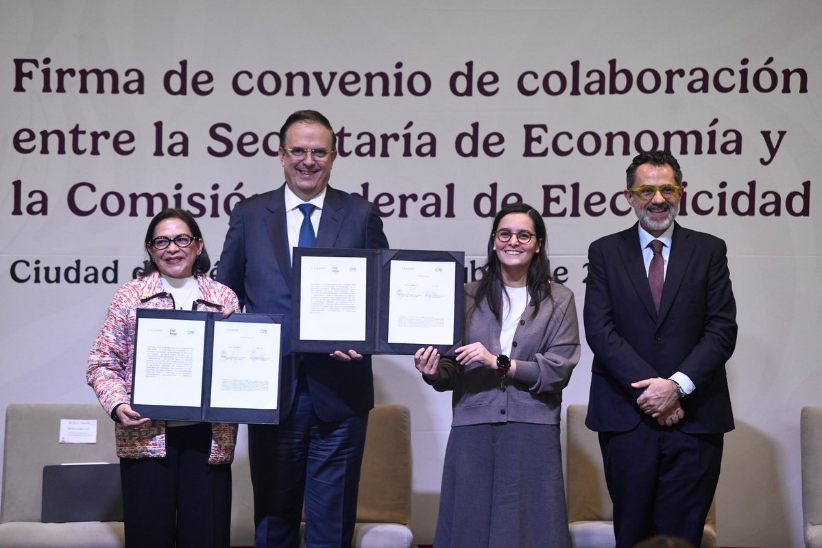 ivan_escalante's tweet photo. Hoy acompañamos al secretario de Economía, @m_ebrard, en la firma de convenio con la @CFEmx, el cual servirá para fortalecer la difusión del programa El Buen Fin y promocionar la marca Hecho en México, así más personas conocen estas acciones que impulsan el desarrollo y bienestar de todas y todos.