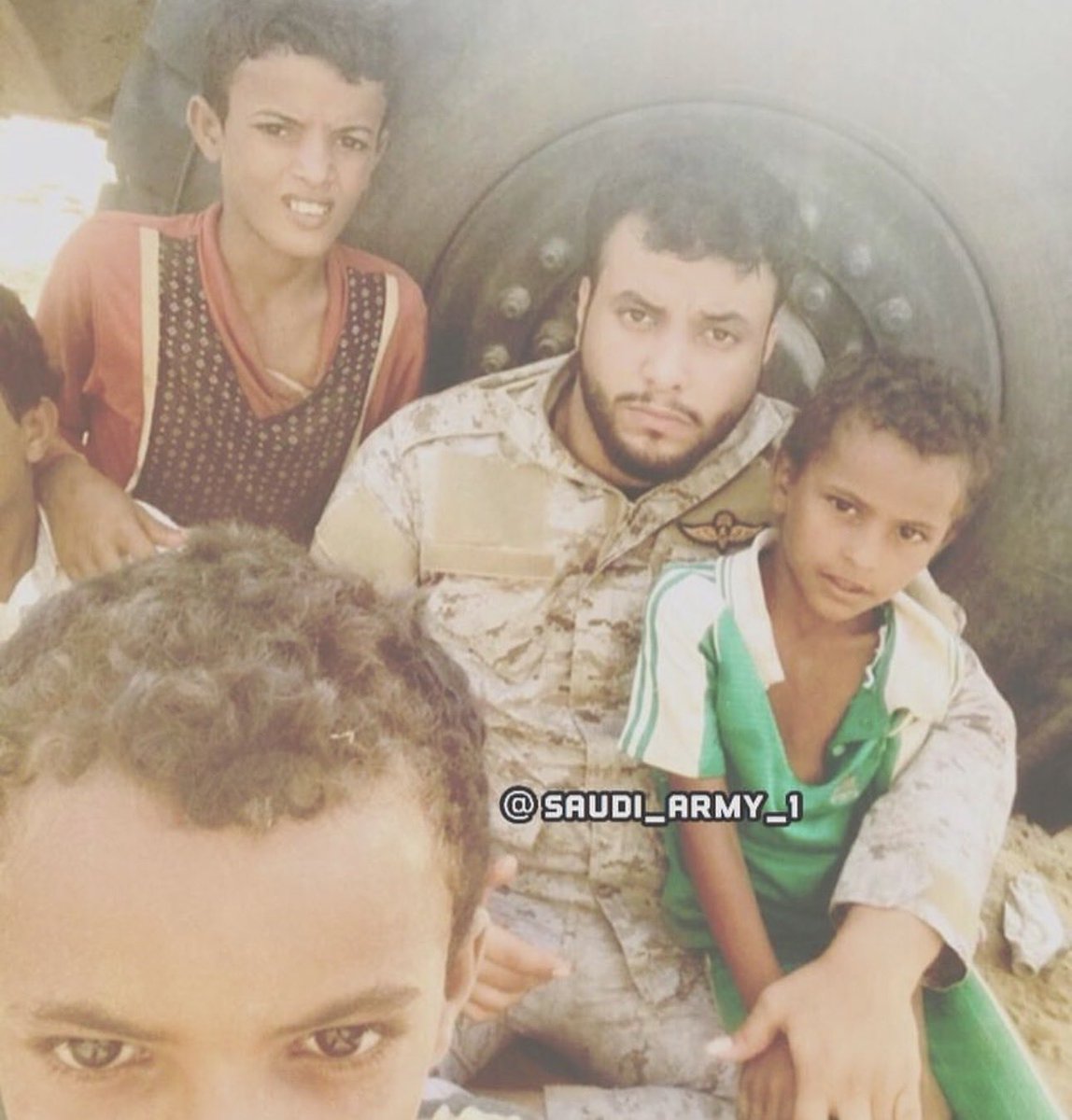 veuneq's tweet photo. @ayla_tyl كل اللي ذكرتيهم شهداء الحوثي هو اللي قتل وشرد وجوع 
لو اننا فعلاً مثل جيش البندوره كان افتكينا من الحوثي واندثر من زمن جدي https://t.co/gD7i3IHxE1