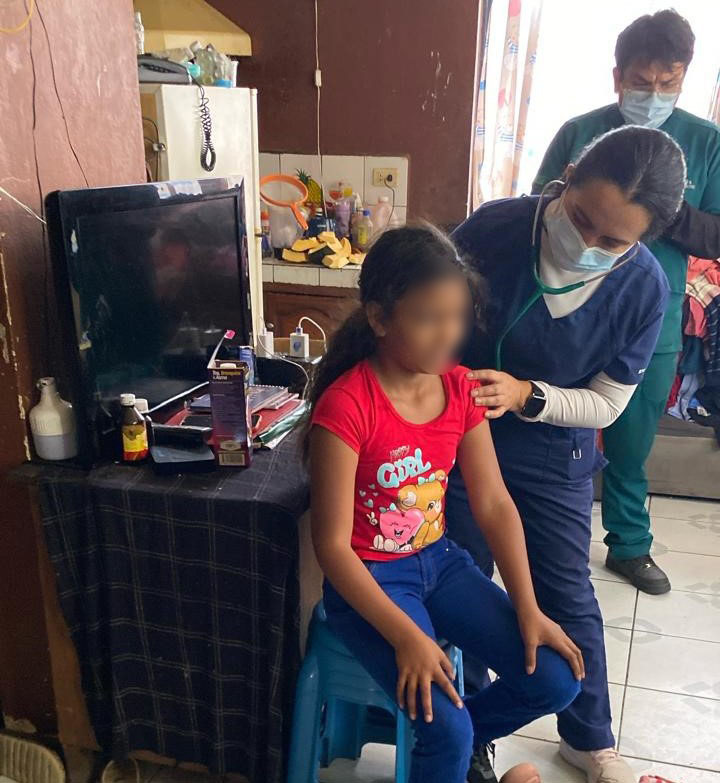 saludazuay_'s tweet photo. #Cuenca |Brigadas médicas de los centros de salud Nicanor Merchán y Virgen del Milagro continúan brindando atención en los hogares, con el propósito de cuidar la salud integral de las familias. La atención es totalmente gratuita. https://t.co/FqTxjFsQQG