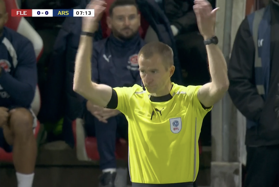 TouchlineX's tweet photo. 🚨 𝗠𝗔𝗝𝗢𝗥 𝗕𝗥𝗘𝗔𝗞𝗜𝗡𝗚: The Arsenal game has been CANCELED (for now) because SOMETHING IS FLYING ABOVE THE PITCH!

THE REFEREE SEEMS SCARED, HE DOESN'T WANT THE MATCH TO KEEP GOING! https://t.co/ADHNm8LtEo
