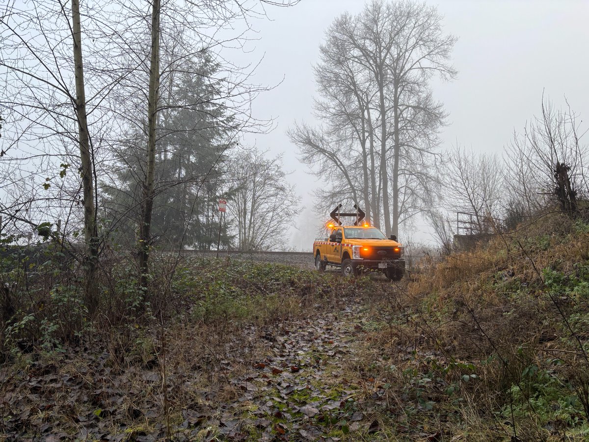 MainroadLM's tweet photo. The leaves are changing and fall is here. 🍂 

One thing that hasn't changed? Mainroad crews are still out on the road. 

Exercise caution when driving through work zones in the rain. Help everyone get home safe. https://t.co/FQt9UhmXYQ