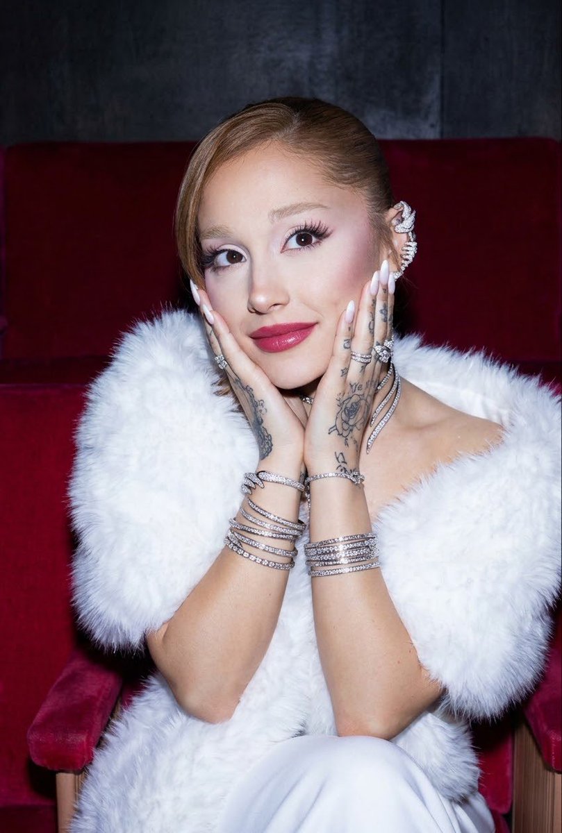ArianatorObss's tweet photo. Swarovski #ArianaGrande #Swarovski https://t.co/g2enYGHf9m