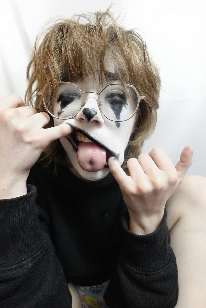 shockedclown's tweet photo. So stupid, just shove your fingers in my mouth please https://t.co/f0lwLhd93D