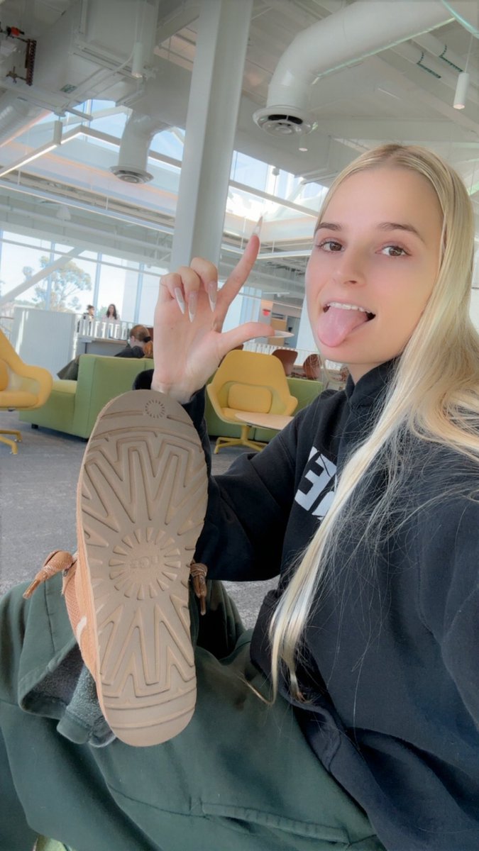 savisecrets's tweet photo. do you losers like my dirty uggs? https://t.co/7fPimBS7ec