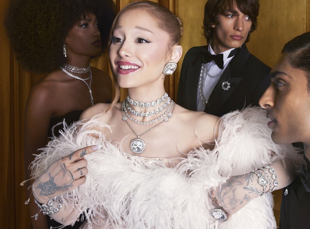 ArianatorObss's tweet photo. OMG #ArianaGrande #Swarovski https://t.co/rcDR2lQpjb