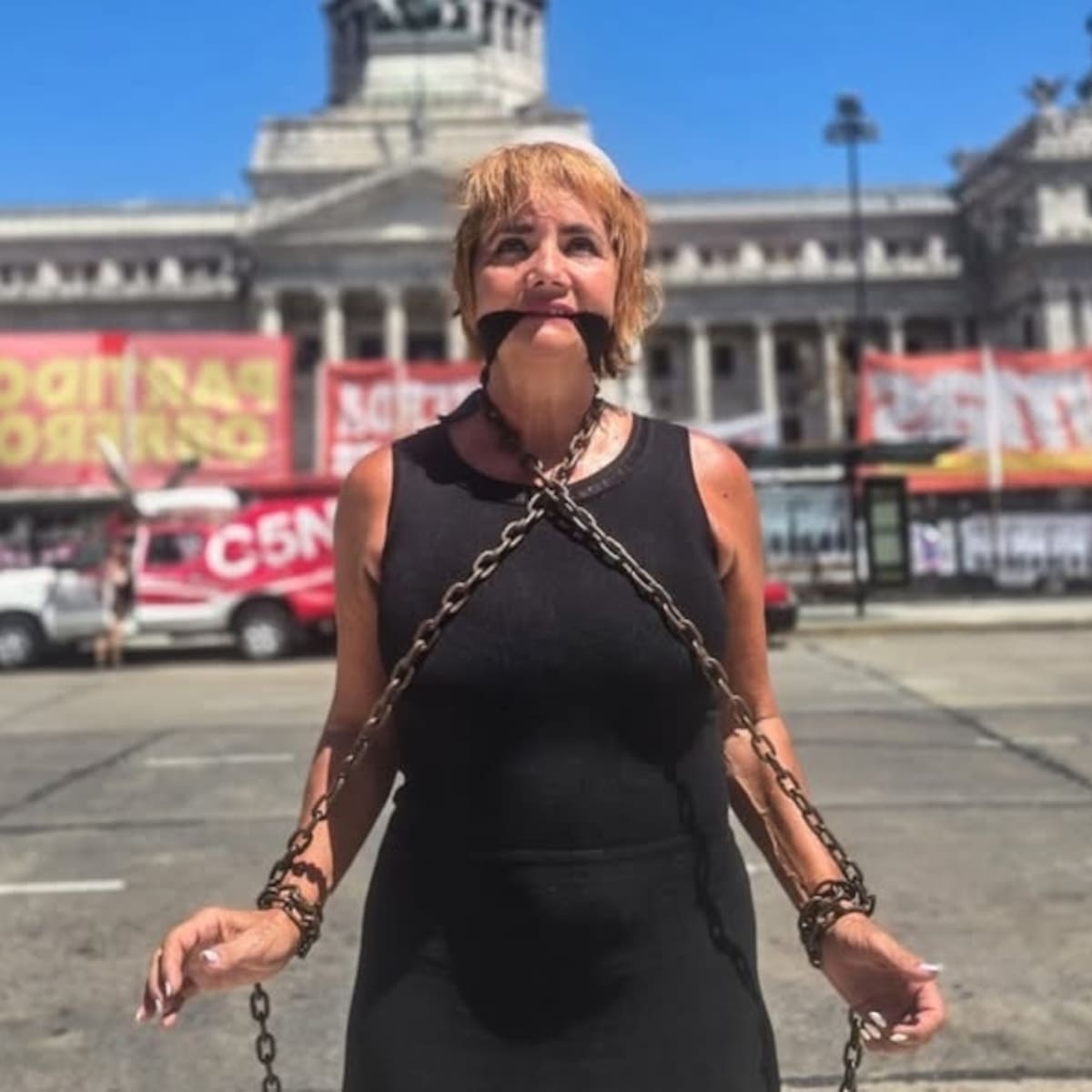 TendenPoIitica's tweet photo. "HUYÓ":

Porque se reportó que Nancy Pazos chocó alcoholizada a un motociclista en la General Paz, lo dejó gravemente herido y se dió a la fuga para salvarse del test de alcoholemia. https://t.co/yFV2BTYCx7