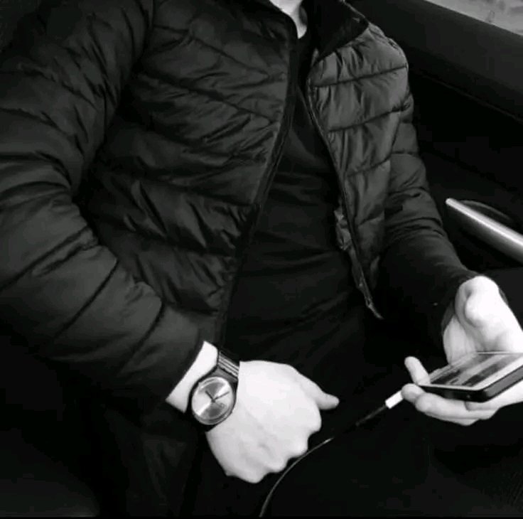 Amor_alg05's tweet photo. رُبمَا يَتعود الانسَان ، لكنهُ لن ينسَى. 

 A person may get used to it, but he will never forget.🖤

#تصبحون_على_خير 💙 https://t.co/aRWVPWonjc