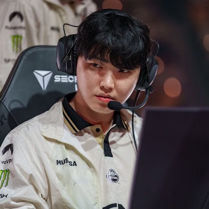 dpmlol's tweet photo. Chovy continues to shock the NA ladder. Over the past 5 days, he’s gone 24-2 in solo queue 📊

9/3/6 average KDA
1,189 dmg/min
+2,246 gold diff at 15 min
+53 CS at 15 min
18x MVP 🏆 https://t.co/AvmQZzt7bi