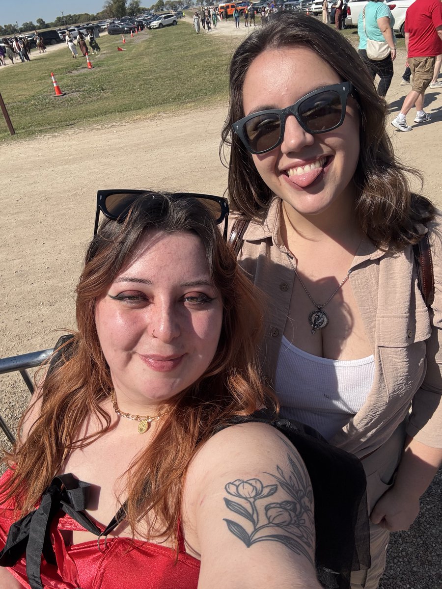 444kor's tweet photo. nothing better than friends and the ren faire https://t.co/cndiIqmO1S