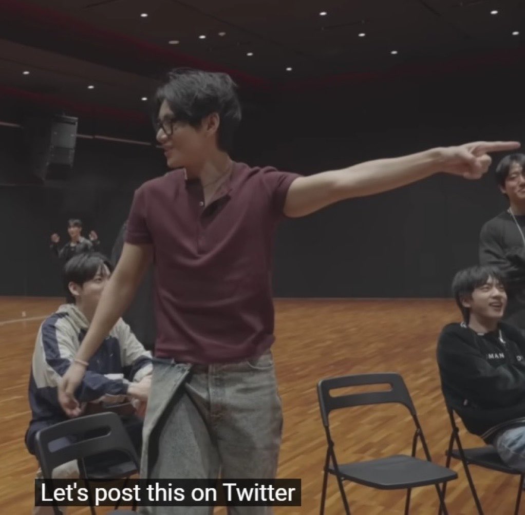 jmcoffeecake's tweet photo. taehyung single handedly bringing back bts_twt , run bts and aritan HES BRINGING BACK THE ANCIENT SCRIPTURES https://t.co/Ejcgla8hVR