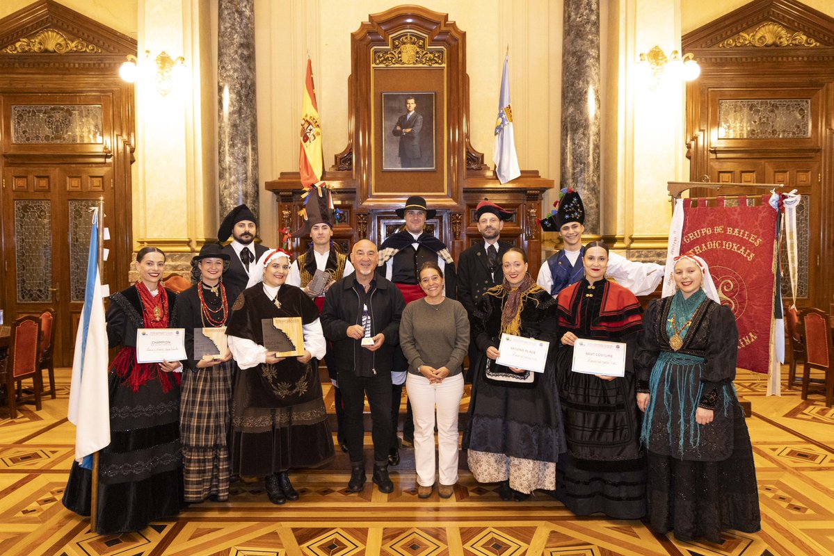 inesreygarcia's tweet photo. O talento e a tradición da Coruña chegan ao máis alto do mundo!

Recibimos en María Pita a @ACXacarandaina, subcampioa mundial de folclore no FIDAF Brasil 2026.

Medio século levando a nosa cultura e poñendo Galicia no mapa dende A Coruña.

Parabéns 💙 https://t.co/pVLpPQ41N8