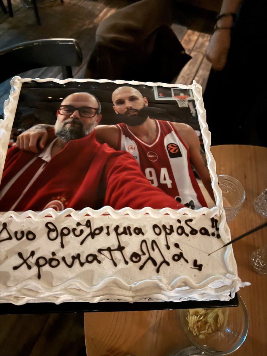 dimar17's tweet photo. bdaytime 
#OlympiacosBC  #avecevan #legends 
@EvanFourmizz https://t.co/mvPALtqEnX