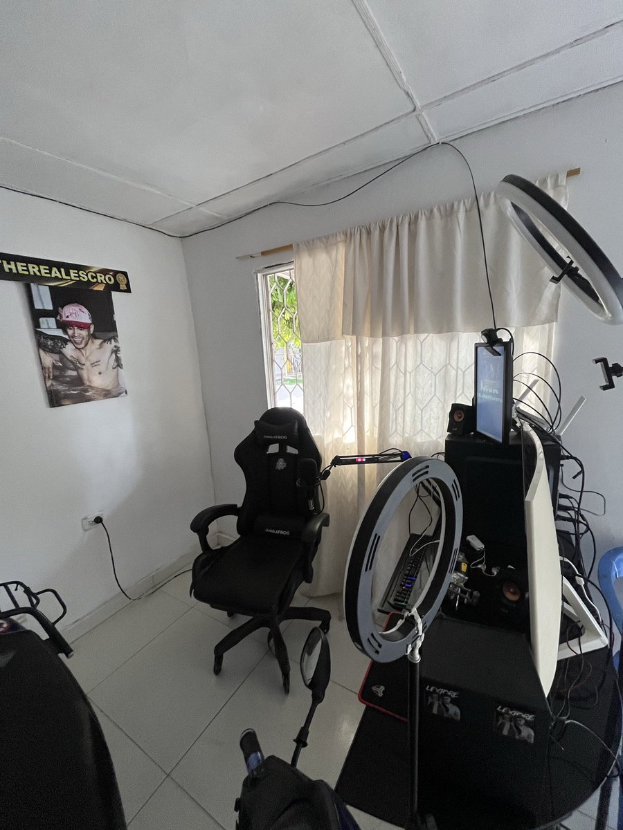 elbotasc's tweet photo. Lleguen al live de hoy 7:00 pm y si a alguien le molesta ver a scroo hay fácil que lo supere de eso se trata el top donador de kick colocar la foto del top #1 supéralo y te coloco a ti con tu nombre y foto 🥱😙 https://t.co/X7njLNnoj5