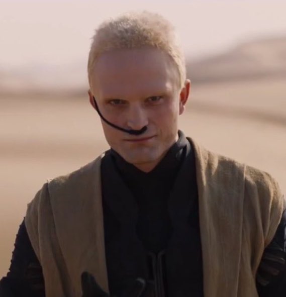 formulaEri's tweet photo. Robert Pattinson serving Roblox face guy https://t.co/W0CXRupW9n